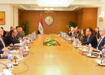 وزيرا الخارجية والاتصالات يناقشان التحول الرقمي والخدمات القنصلية ويطلقان طابع البريد التذكاري للمئوية الثانية لوزارة الخارجية