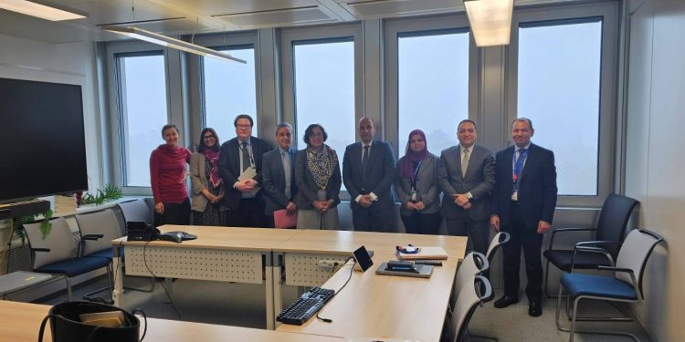 وزير العمل يلتقي قيادات إدارتي معايير العمل الدولية وحوكمة العمل وثلاثية الأطراف بالمنظمة