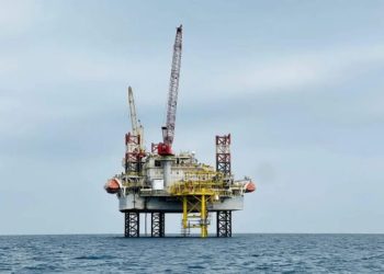 البترول: لا خسائر بشرية أو تلوث من حادث اصطدام ناقلة بمنصة بترولية