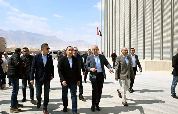 رئيس الوزراء يتفقد صومعة عتاقة بالسويس للاطمئنان على كفاءة منظومة تخزين القمح