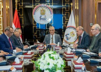 وزير الدولة للإنتاج الحربي يجتمع مع رؤساء مجالس إدارات الشركات المنتجة للذخائر