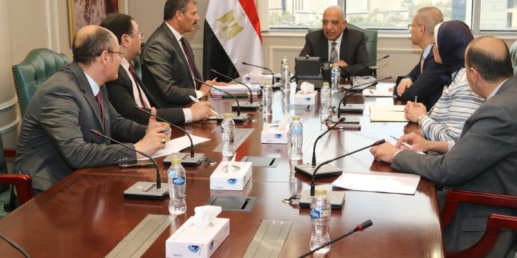 وزير الكهرباء يجتمع بخلية إدارة الأزمة ويتابع خطة التشغيل لتأمين الشبكة الموحدة