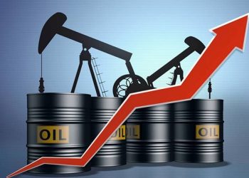 خبير طاقة: أسعار النفط قد تقفز إلى 200 دولار حال استمرار إغلاق مضيق هرمز