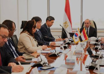 وزير الاستثمار يلتقي القائم بأعمال سفارة كوريا الجنوبية لتعزيز التعاون الاقتصادي بين البلدين