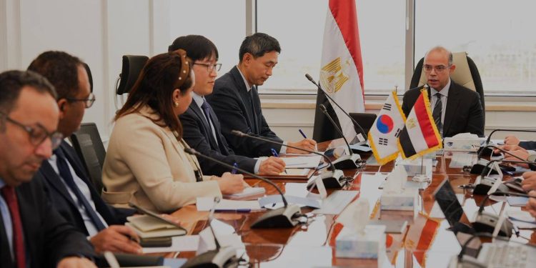 وزير الاستثمار يلتقي القائم بأعمال سفارة كوريا الجنوبية لتعزيز التعاون الاقتصادي بين البلدين