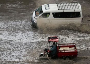 وزير الصحة يتلقى تقريراً من هيئة الإسعاف وإدارة الأزمات بشأن متابعة حالة الطقس السيئ