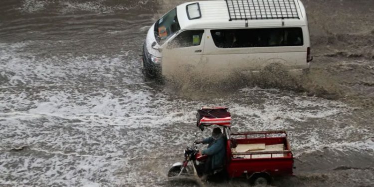 وزير الصحة يتلقى تقريراً من هيئة الإسعاف وإدارة الأزمات بشأن متابعة حالة الطقس السيئ