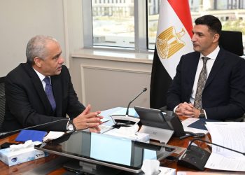 وزير الصناعة يبحث مع مجموعة العربي خطة إقامة توسعات جديدة بقيمة 480 مليون دولار بمدينة قويسنا