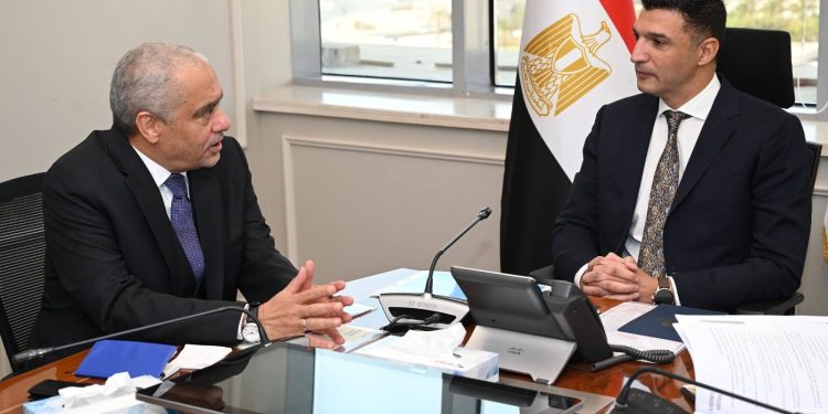 وزير الصناعة يبحث مع مجموعة العربي خطة إقامة توسعات جديدة بقيمة 480 مليون دولار بمدينة قويسنا