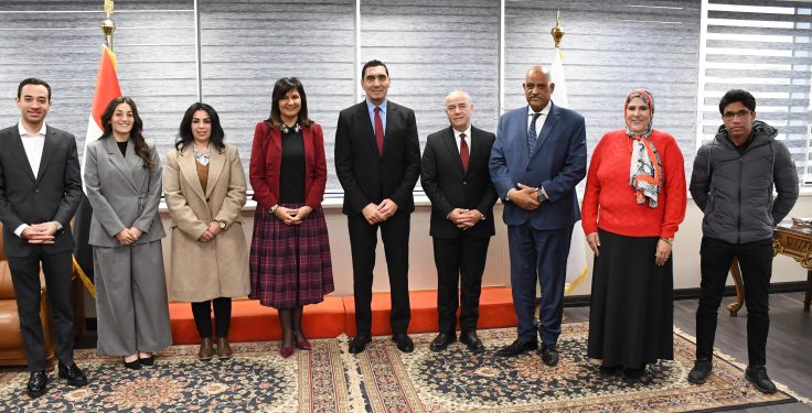 وزير الشباب والرياضة يلتقي السفيرة نبيلة مكرم لاستعراض نتائج المرحلة الأولى من مراكز السلامة النفسية والاستعداد للمرحلة الثانية