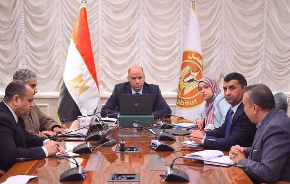 وزير العمل يوجه بمتابعة لحظية لأوضاع العمال المصريين في الخارج وسط التطورات الراهنة