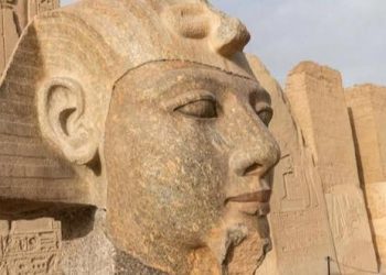 الانتهاء من ترميم رأس تمثال من الجرانيت للملك رمسيس الثاني داخل معبده في أبيدوس
