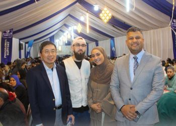 سفير سنغافورة يوزع الوجبات على الصائمين بموائد إفطار “ضيوف مصر”