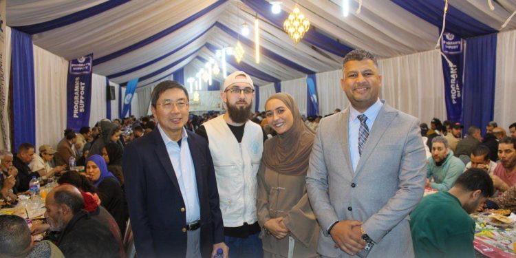 سفير سنغافورة يوزع الوجبات على الصائمين بموائد إفطار “ضيوف مصر”