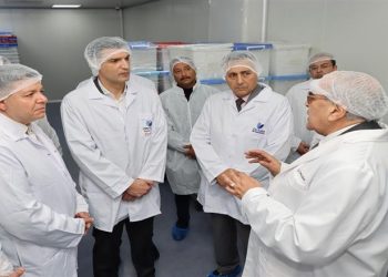 وزير الصناعة ومحافظ القليوبية يتفقدان 5 مصانع متخصصة في الصناعات الدوائية بالعبور