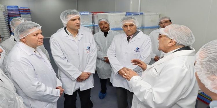 وزير الصناعة ومحافظ القليوبية يتفقدان 5 مصانع متخصصة في الصناعات الدوائية بالعبور