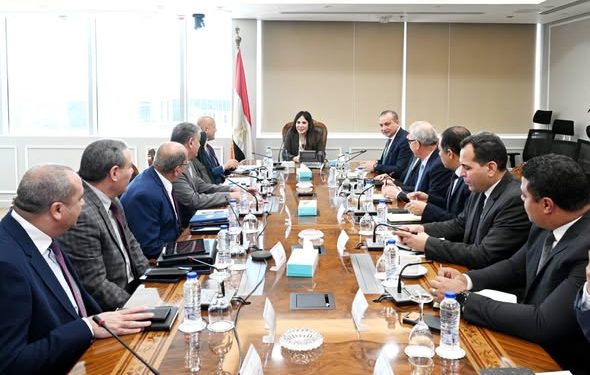 وزيرة الإسكان تتابع جهود توطين صناعة المهمات المستخدمة في مشروعات مياه الشرب ومعالجة الصرف الصحي