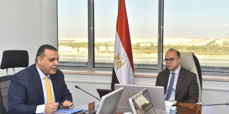 وزير الاستثمار يعقد اجتماعاً مع رئيس التمثيل التجاري المصري لمناقشة آليات عمل المكاتب التجارية
