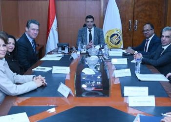 وزير الصناعة يبحث مع وفد البنك الأوروبي لإعادة الإعمار والتنمية برامج البنك في مصر للمشروعات الخضراء
