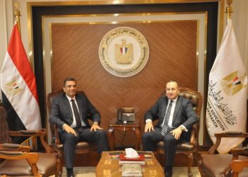 وزير التعليم العالي ومحافظ البحر الأحمر يبحثان تعزيز التعاون بين الجامعات والمحافظة في المجالات الصحية والتنموية