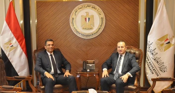 وزير التعليم العالي ومحافظ البحر الأحمر يبحثان تعزيز التعاون بين الجامعات والمحافظة في المجالات الصحية والتنموية