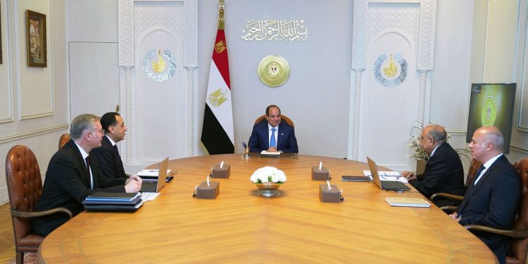 الرئيس السيسي يجتمع مع رئيس الوزراء ووزيرا الكهرباء والبترول