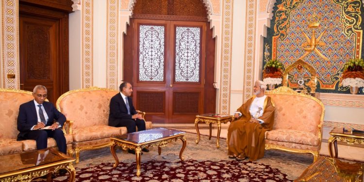 وزير الخارجية ينقل رسالة تضامن إلى سلطان عُمان ويبحث جهود احتواء التصعيد الإقليمي