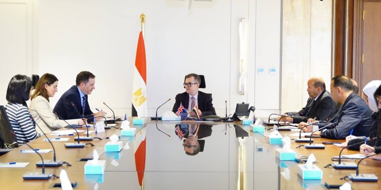وزير التخطيط يلتقي السفير البريطاني لبحث تعزيز التعاون الاقتصادي