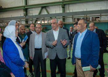 وزير الإنتاج الحربي يتفقد شركتي “حلوان للصناعات الهندسية” و”حلوان للمسبوكات”