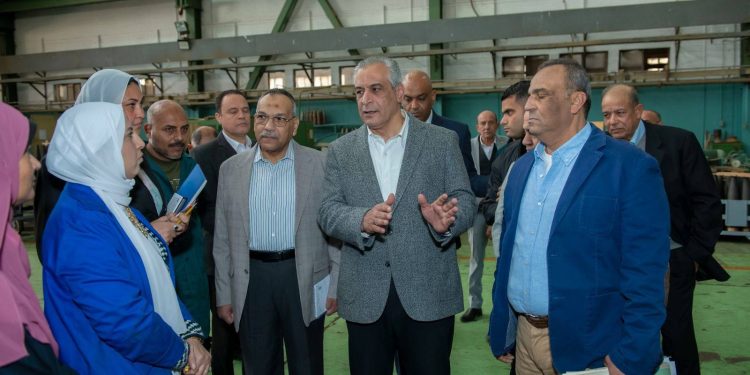وزير الإنتاج الحربي يتفقد شركتي “حلوان للصناعات الهندسية” و”حلوان للمسبوكات”