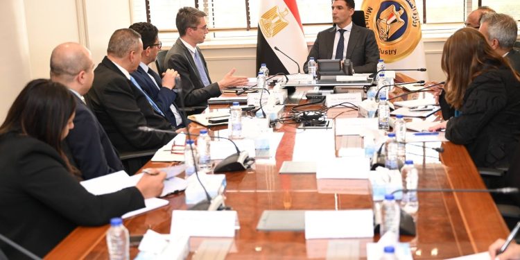 وزير الصناعة يبحث مع وفد البنك الدولي ومؤسسة التمويل الدولية سبل دعم المشروعات الصناعية في مصر