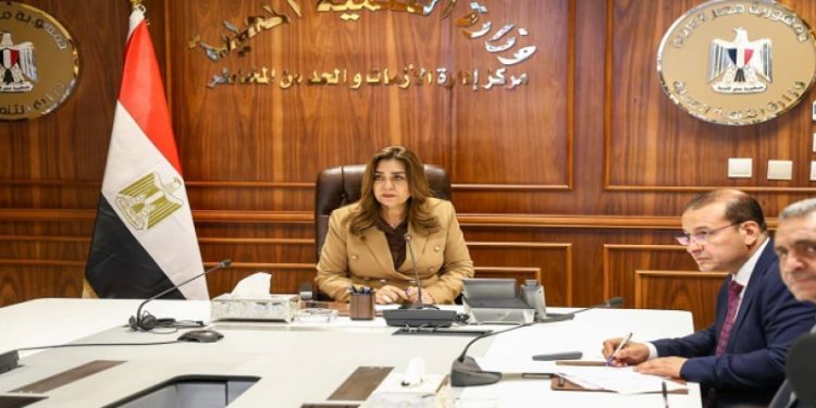 وزيرة التنمية تتابع مع المحافظات الإجراءات الخاصة بتحديد أسعار تعريفة الركوب الجديدة لسيارات الأجرة