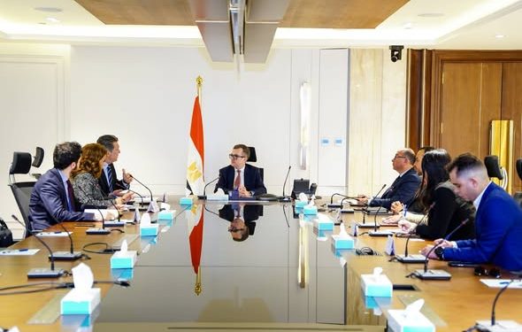 وزير التخطيط يبحث مع البنك الأوروبي لإعادة الإعمار والتنمية دعم استقرار الاقتصاد المصري في ظل التحديات العالمية