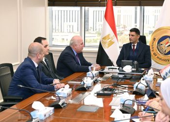 وزير الصناعة يبحث مع شركة بولاريس للتطوير الصناعي خطط التوسع بالمناطق الصناعية