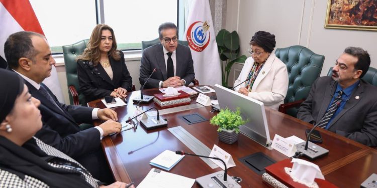 وزيرا الصحة والتنمية المحلية يوقعان بروتوكول دعم الاستراتيجية الوطنية للسكان