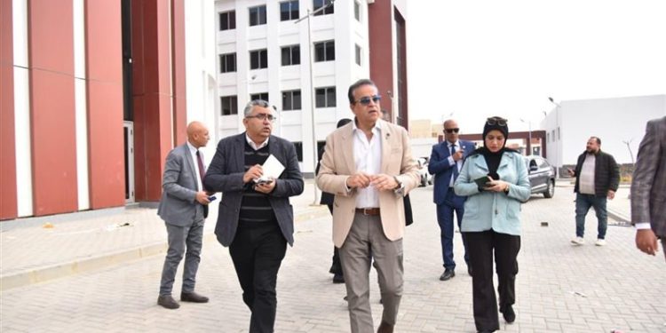 وزير الصحة يجري جولة ميدانية مفاجئة بمدينة بدر