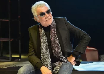 وفاة روبرتو كافالي مصمم الأزياء الإيطالي عن عمر 83 عاماً