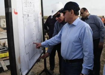 وزير البترول يتفقد الأعمال الإنشائية لمصنع السويس لمشتقات الميثانول بميناء دمياط