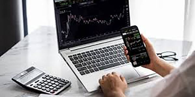 حقيقية قرار رئيس الوزراء بعودة يوم الأحد من كل أسبوع يوم عمل للموظفين بنظام الـ “أون لاين”