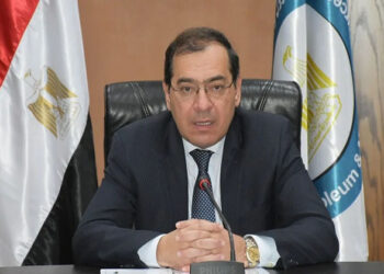 وزير البترول يتفقد مصنع السويس لمشتقات الميثانول بميناء دمياط