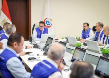 وزير الصحة يترأس اجتماع غرفة الأزمات والطوارئ المركزية ويوجه برفع درجة الاستعدادات في المستشفيات بجميع محافظات الجمهورية