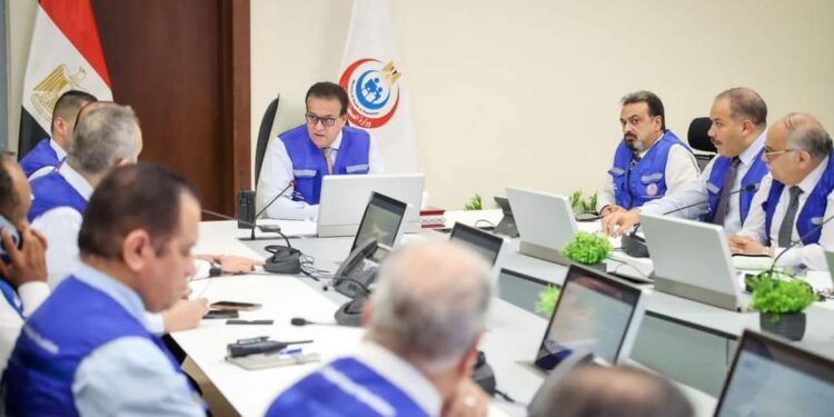 وزير الصحة يترأس اجتماع غرفة الأزمات والطوارئ المركزية ويوجه برفع درجة الاستعدادات في المستشفيات بجميع محافظات الجمهورية