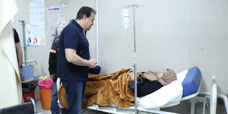 بالصور.. جولات مكوكية لوزير الصحة فى المستشفيات لتطبيق خطة التأمين الطبي لعيد الفطر المبارك
