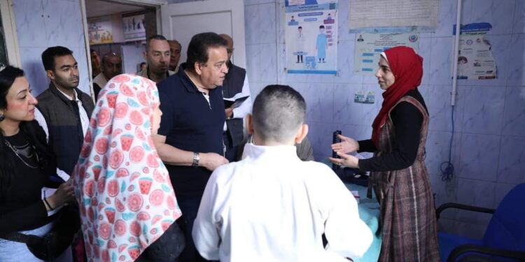 وزير الصحة يتفقد مستشفى بركة السبع المركزي بشكل مفاجئ ويحيل المخالفات التي تم رصدها للتحقيق