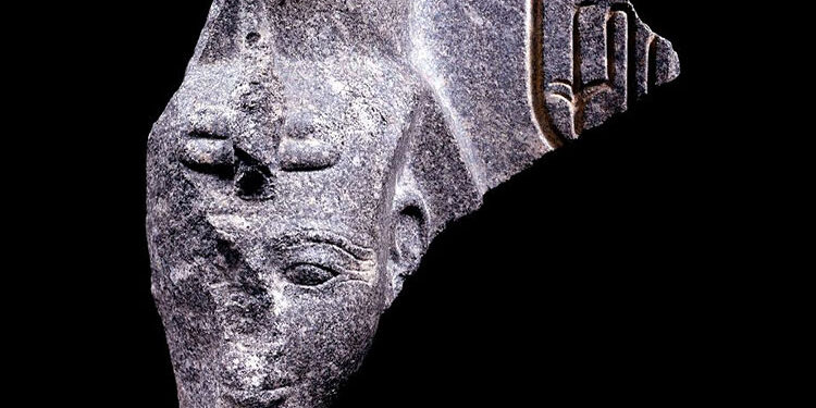 وصول رأس تمثال الملك رمسيس الثانى إلى أرض الوطن بعد استعادتها من سويسرا