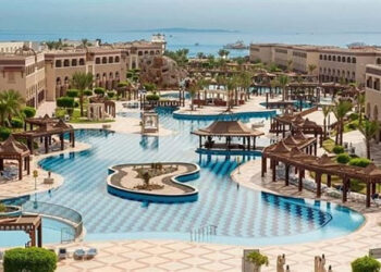 السياحة تُلزم المنشآت الفندقية ومراكز الغوص بالبحر الأحمر بالحصول على شهادة “التحول الأخضر”