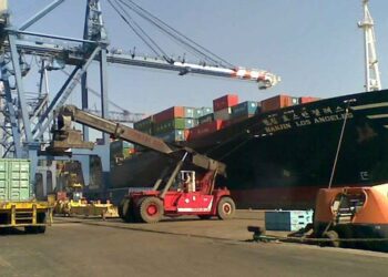 غدا.. جمارك سفاجا تبيع 2793 عبوة مياه غازية وجبن في مزاد علني