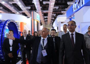 نائب وزير الاسكان يتفقد جناح «الدولية لصهر المعادن» في معرض وتريكس للبنية التحتية