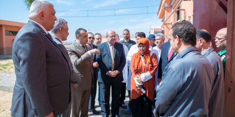 وزير الإنتاج الحربي يتفقد أبو زعبل للكيماويات