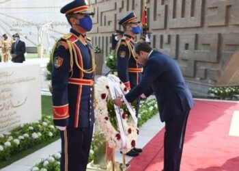 السيسى يضع إكليلا من الزهور على النصب التذكارى للجندى المجهول